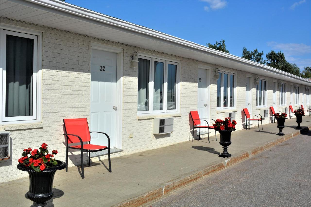 Motel Quatre Saisons Forestville Exterior photo